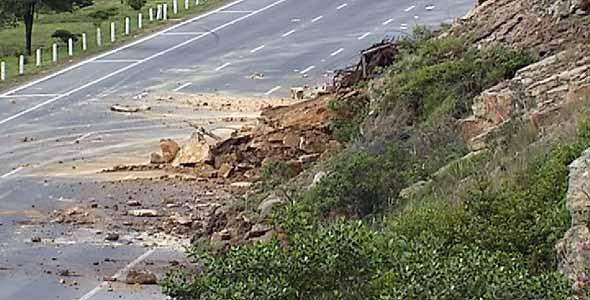 Cortada la PR-174 en Guaynabo por desprendimiento