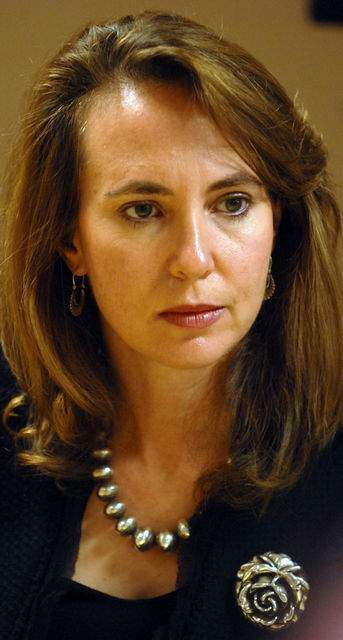 Mejora representante Giffords