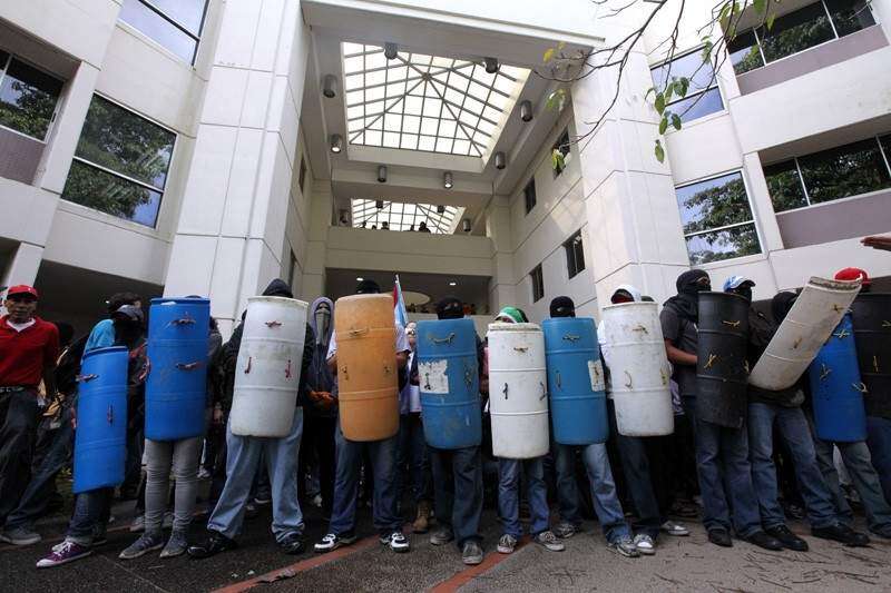 Queja por castigo a encapuchados