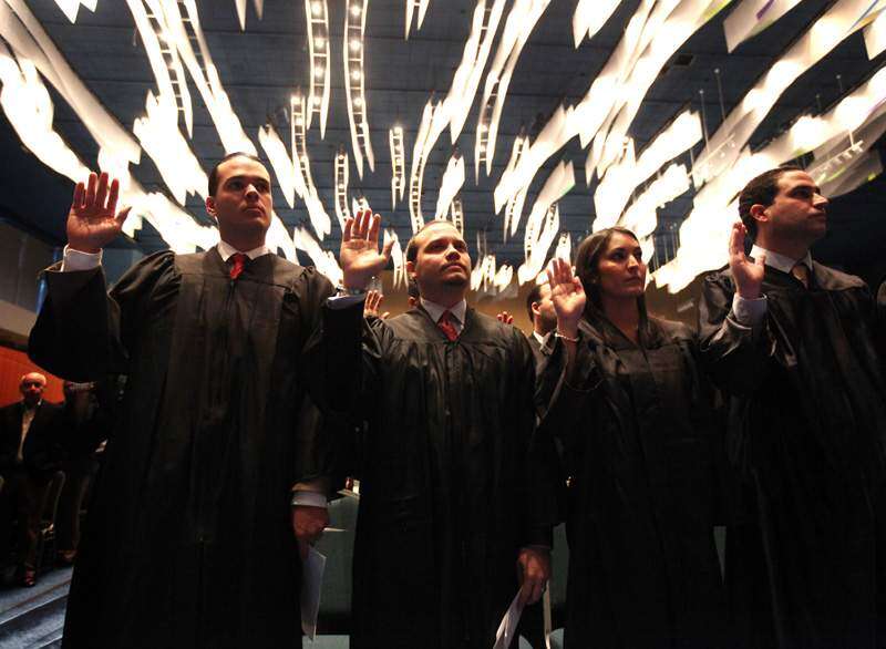 Juran 300 nuevos abogados