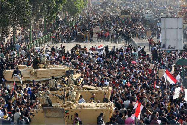 Militares disparan al aire en el Cairo