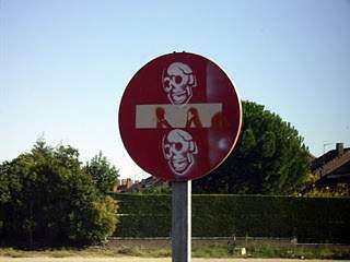 Limpian grafitis de las carreteras