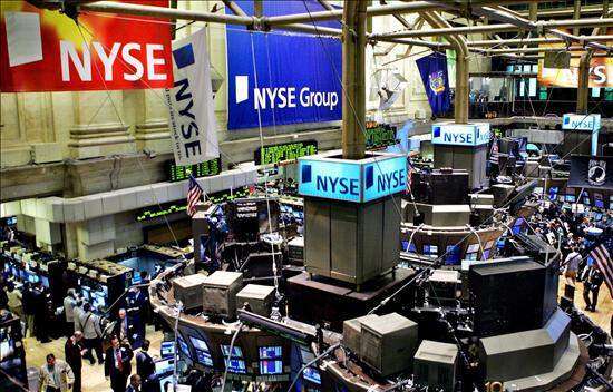 Suben mercados y baja el precio del petróleo