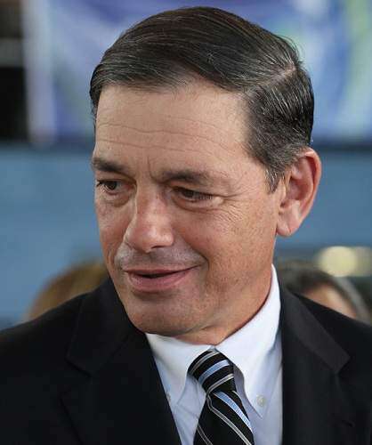 Defiende Neumann contrato de ‘teenager’