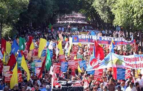Cientos de miles protestan en Portugal
