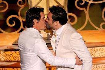 Censuran beso entre Javier Bardem y Josh Brolin