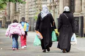 Buscan segunda esposa en Internet