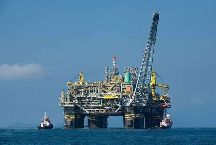 Guerra en Libia aumentará precio petróleo aunque sea corta