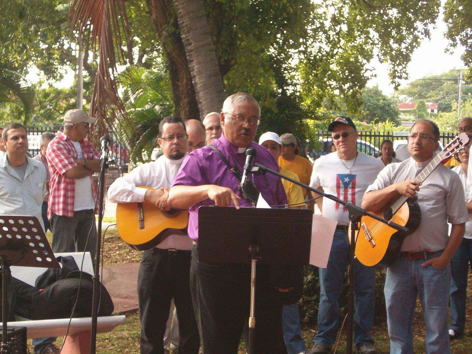 Obispo Lozada critica a pastora Rolón