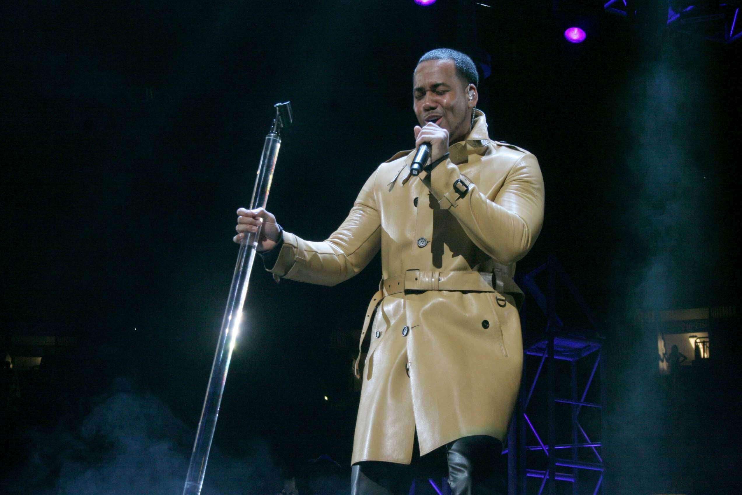 Aventura sigue con su disquera