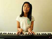 Niña de YouTube canta con Lady Gaga