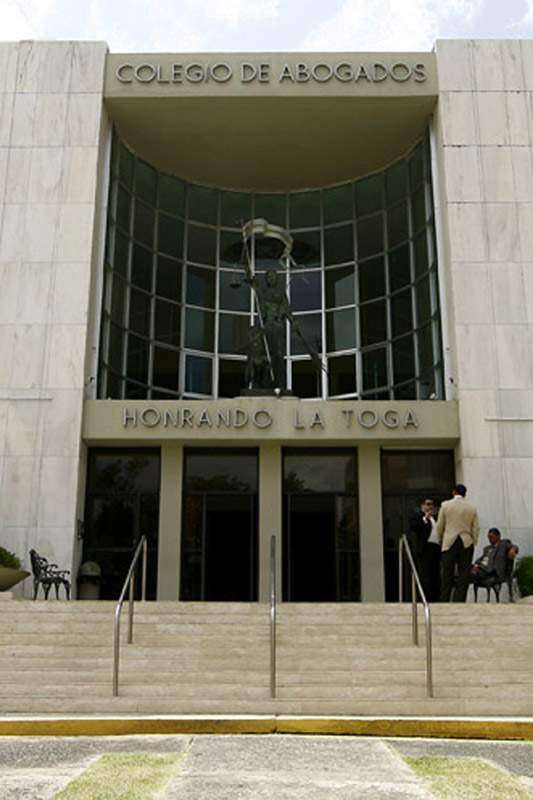 Corrientazo para abogados contra Colegio