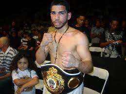 Firman como profesional a Kenny Galarza
