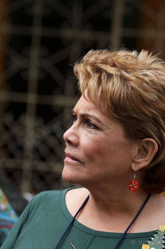 Albita enojada con la prensa