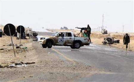 Gadafi ataca y pasea a la vez