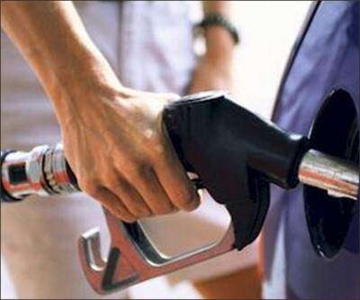 Echaba gasolina al carro y se lo roban