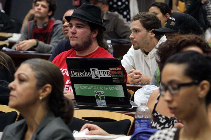 Estudiantes, periodistas y ciudadanos denuncian abuso policiaco