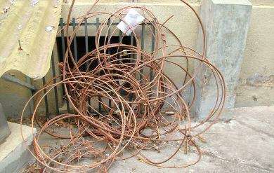 Arrestan a policía por robar cobre