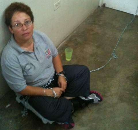 Maestra continúa encadenada