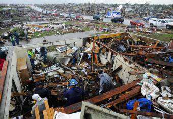 Buscan sobrevivientes de tornado en Missouri