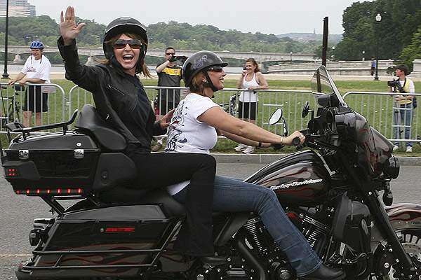 Palin reaparece sobre motocicleta