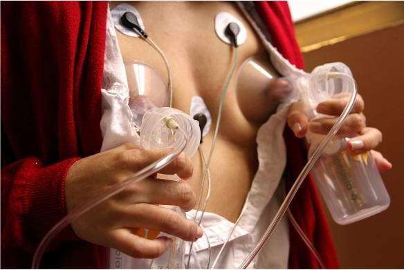 Mujeres montan Tenderete Fotográfico