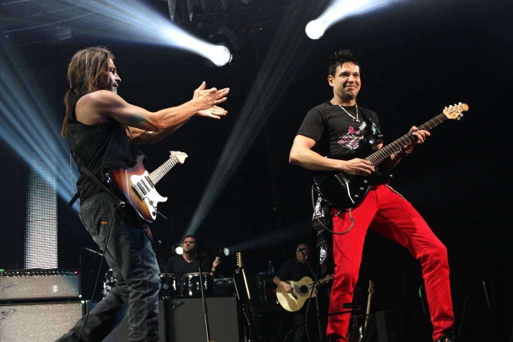 Sanjuanero cumple su sueño de tocar con Maná