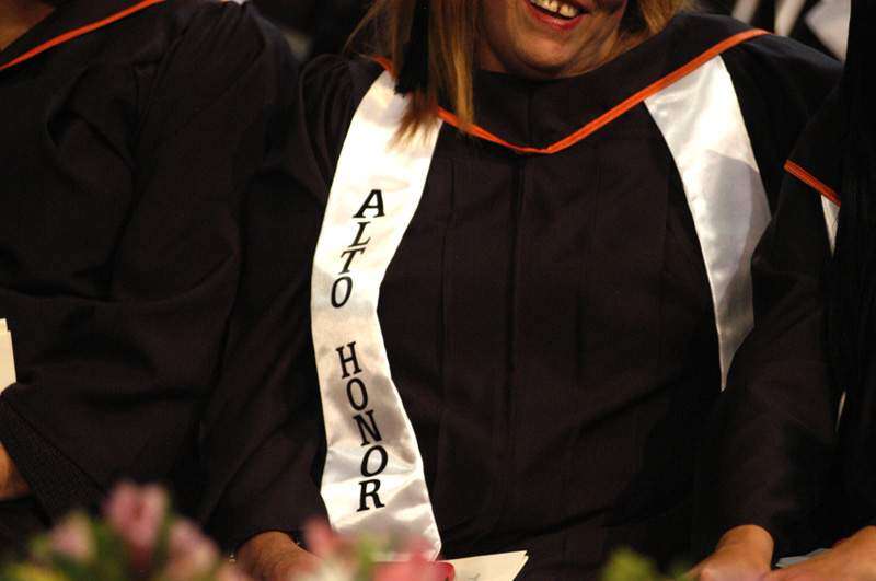 Sagrado gradúa a mil