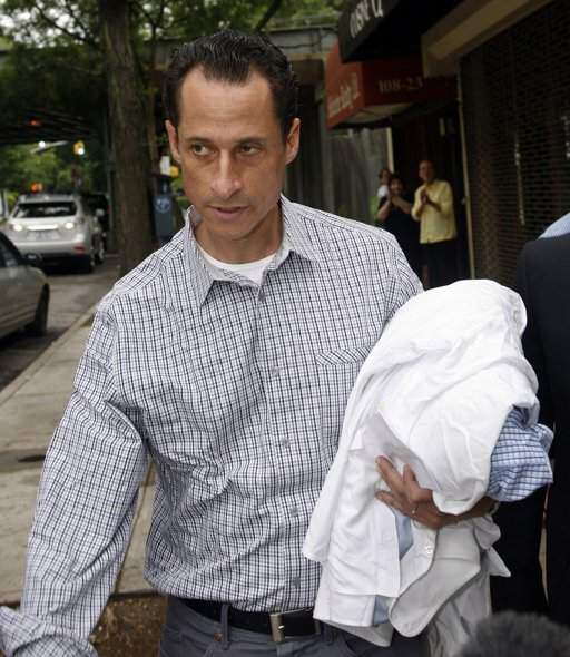 Rep. Weiner renuncia tras escándalo