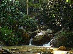 Aparece  niño arrastrado por río