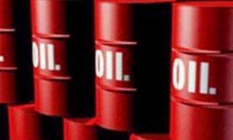 AIE inyecta barriles y baja precio petróleo