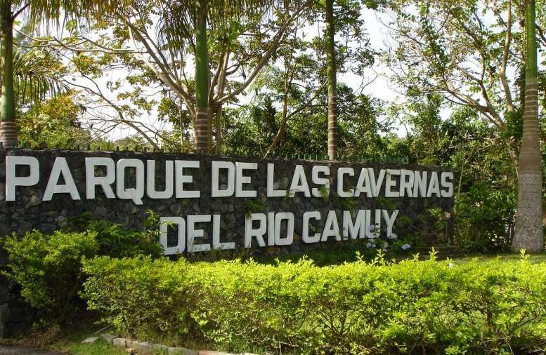 Río Camuy arrastra a dos trabajadores