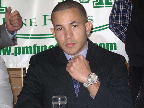 El Chino Flores noquea a Shakha Moore