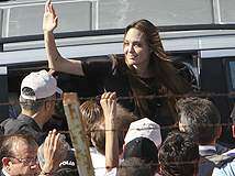 Angelina con refugiados sirios