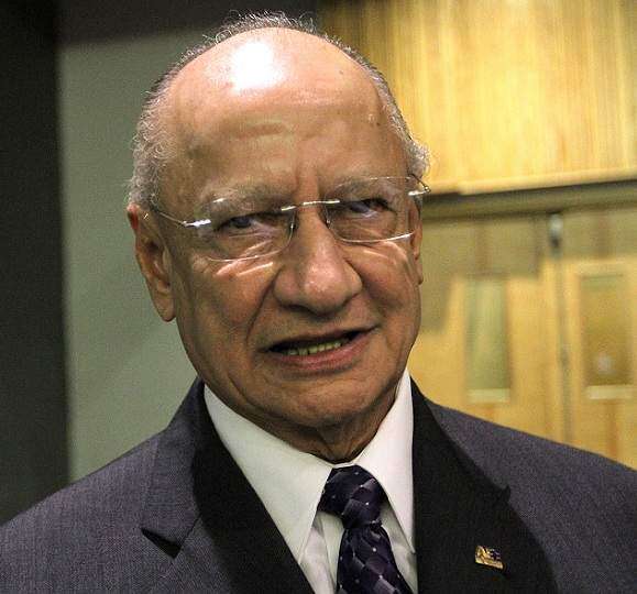 Cordero dice una cosa y hace otra