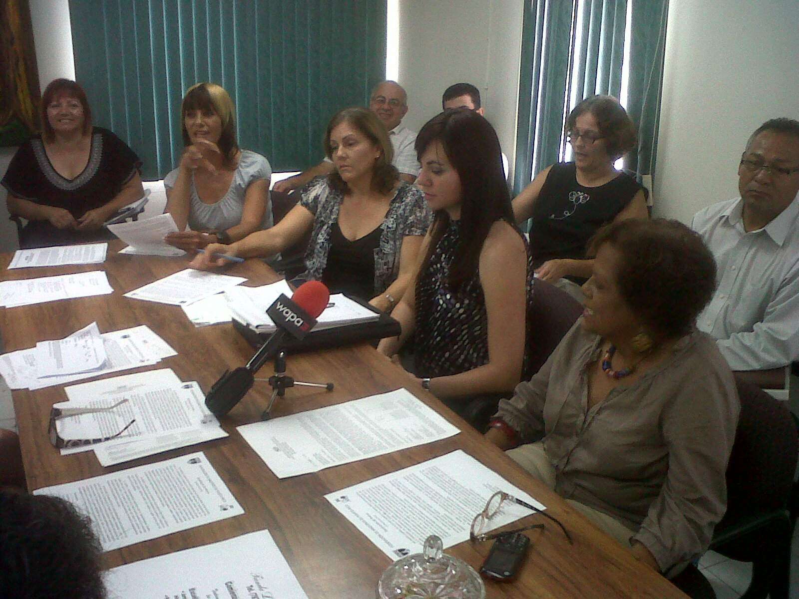 Exigen investigar uso de costosos uniformes