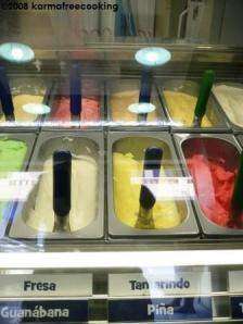 Máquina cercena mano a mujer