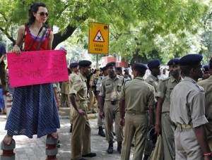 Protestan en India contra acoso a mujeres