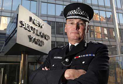 Renuncia el jefe de Scotland Yard por escándalo de escuchas