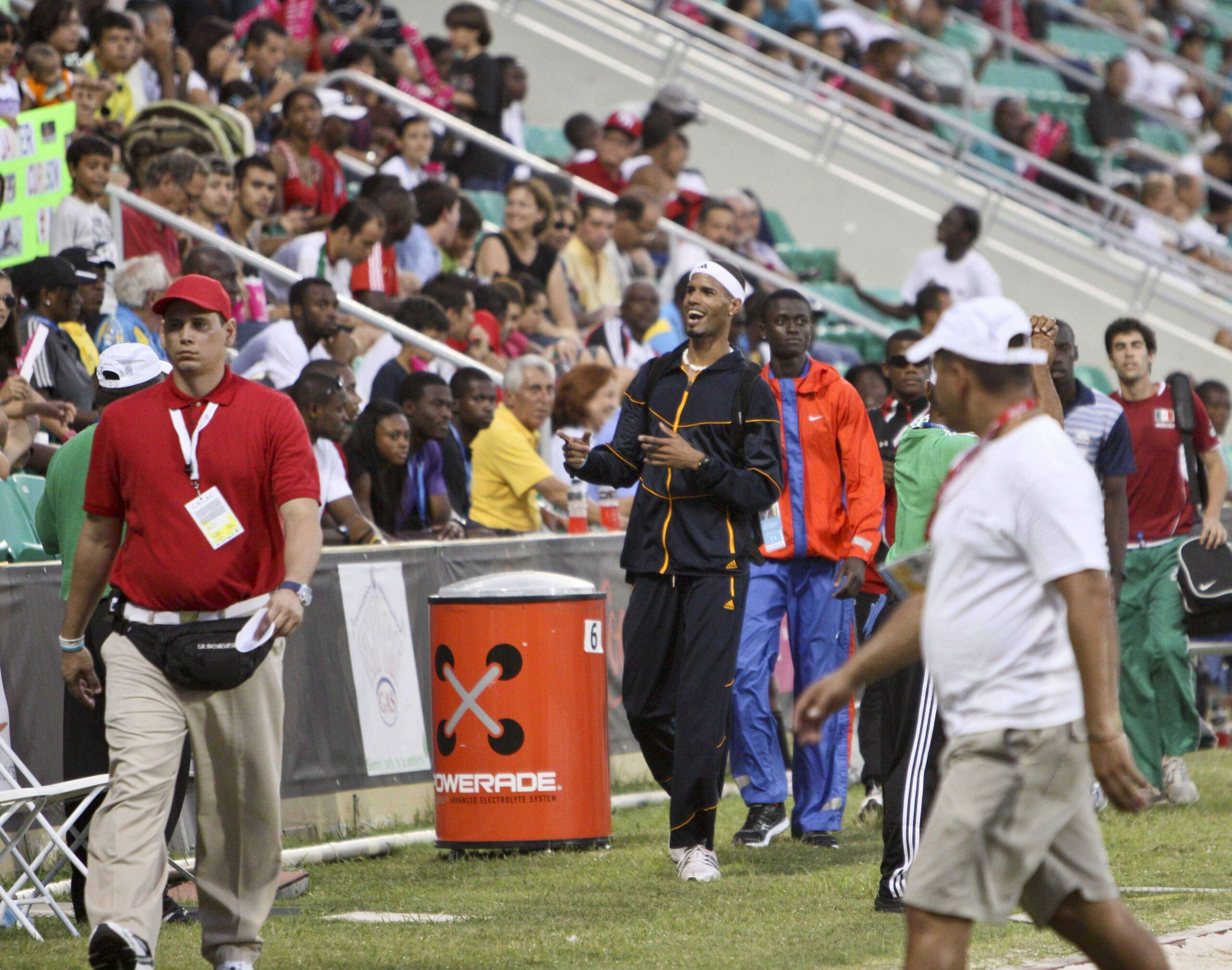 Cubano Janet arrasa en martillo; PR a dos finales más
