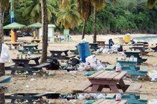 Disfrutan la playa y la dejan un asco