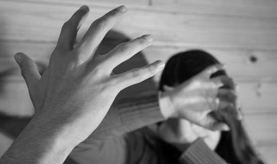 Hombre estrangula a su hija de 4 años