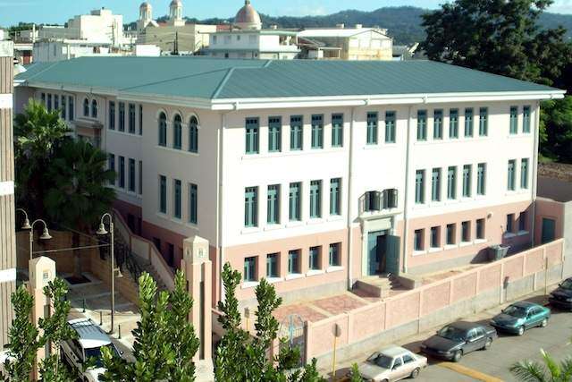 Egresados de la Hostos exigen renuncias