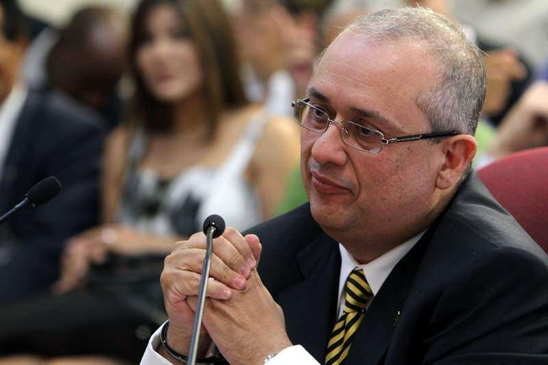 El Dr. le agua Barbosa al Gobe