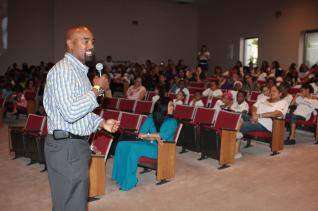 Delgado ayuda a forjar ciudadanos responsables