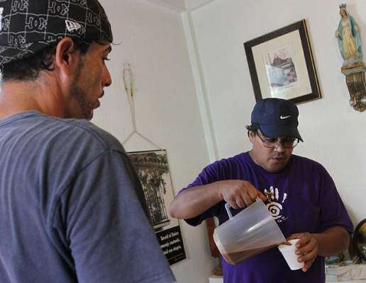 Agua voluntaria asea almas en Las Duchas (galería)