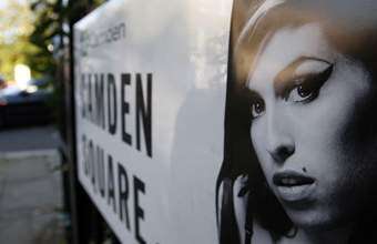 Roban placas en recuerdo de Amy Winehouse