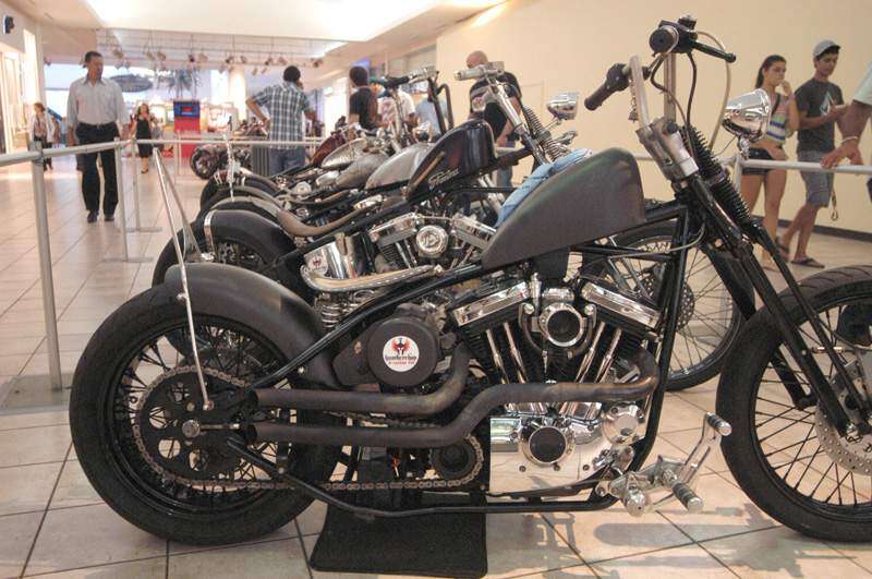 Motoras y bicicletas conviven en Plaza