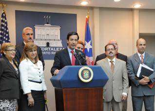 Pensionados no perderán beneficios, dice Fortuño