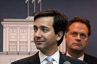 Fortuño evade protesta de maestros